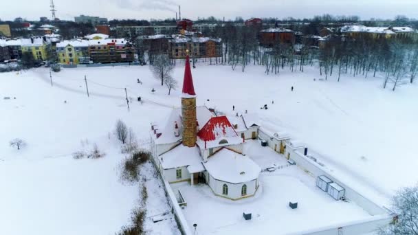 霜の降る日に雪に覆われた冬の街の鳥の目の景色 — ストック動画