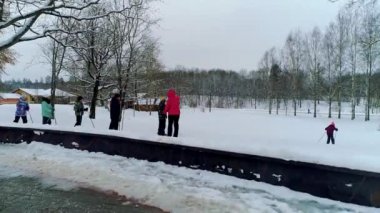 Soğuk bir günde karla kaplı bir kış şehrine kuş bakışı bakış..