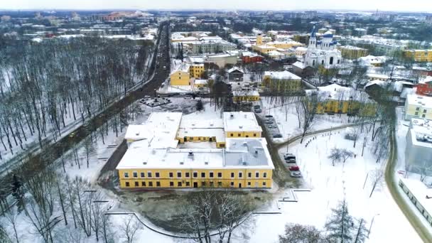 Vue Aérienne Une Ville Hivernale Couverte Neige Par Une Journée — Video