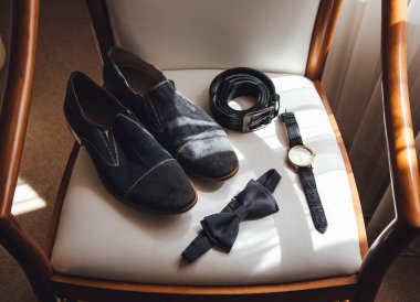 Erkek aksesuarları, düğün aletleri.