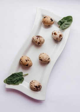 Ispanaklı bıldırcın yumurtası.