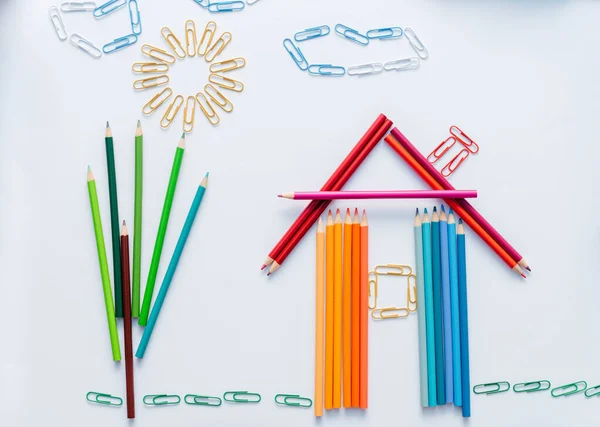 kalem ve ataçlardan yapılmış nesne