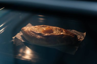 Khachapuri, fırında pişiyor. Khachapuri 'yi kendi ellerimizle pişiriyoruz. Lezzetli hızlı yemekler Khachapuri.. 