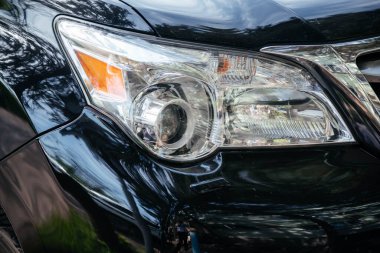 Modern bir arabanın farına yakın çekim. Araba ön optikleri. Araba farları. 