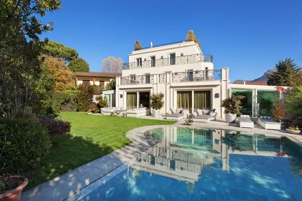 Hermosa casa con piscina —  Fotos de Stock