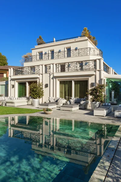 Vackert hus med pool — Stockfoto