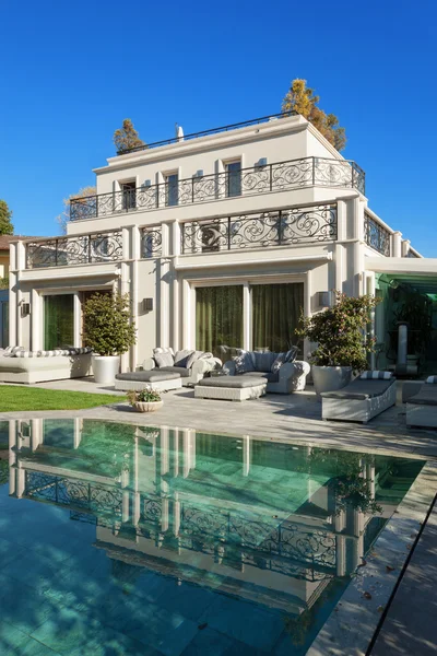 Bela casa com piscina — Fotografia de Stock