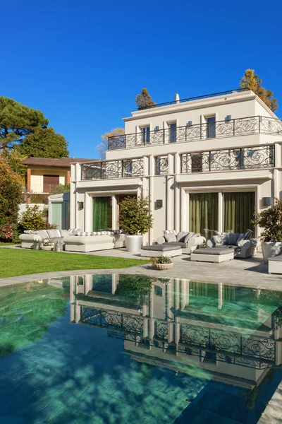 Beautiful house with pool — Stock Photo, Image