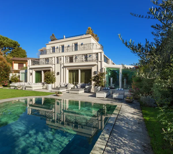 Beautiful house with pool — Stock Photo, Image