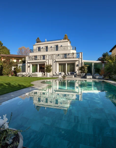 Beautiful house with pool — Stock Photo, Image