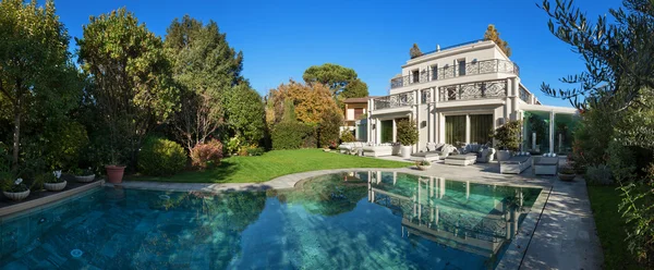 Красивий будинок з басейном — стокове фото