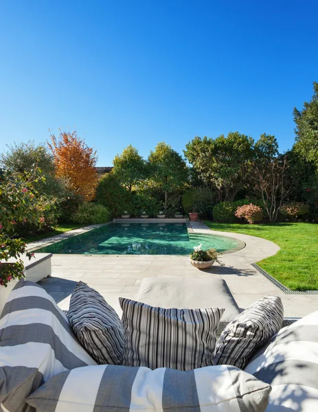 Hermoso jardín con piscina — Foto de Stock