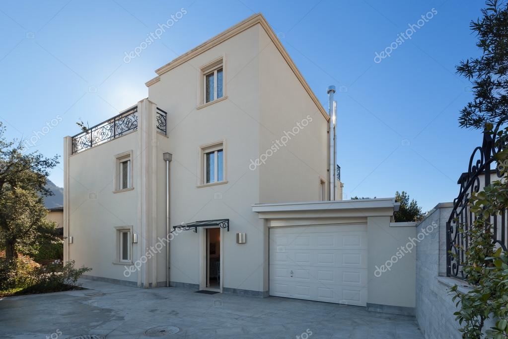 Weiße Fassade eines Gebäudes — Stockfoto © Zveiger #100691190