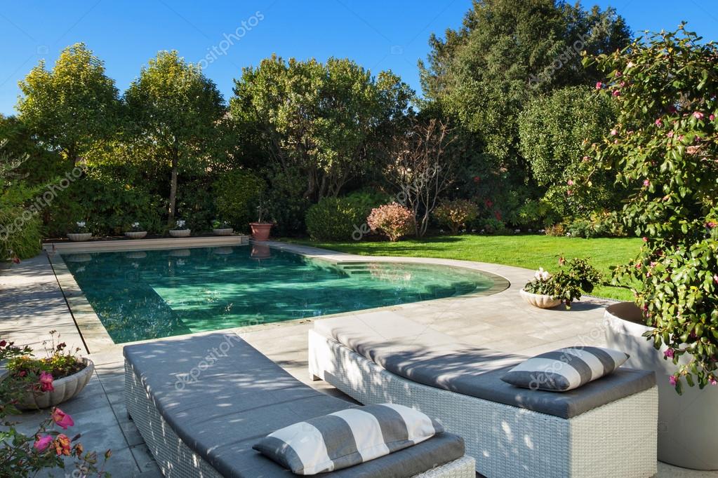 Esterno, giardino con piscina — foto stock © zveiger #100692594 Giardini con piscina foto