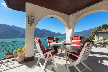 sundurma ile masa ve sandalyeler