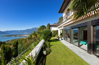 yeşil çim ile güzel Teras