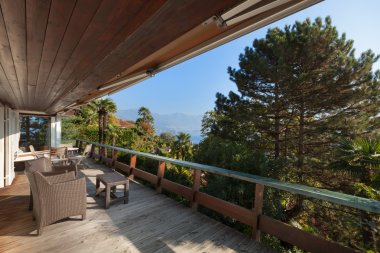 veranda bir dağın ev