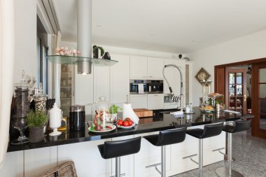 Modern mutfağın içi.