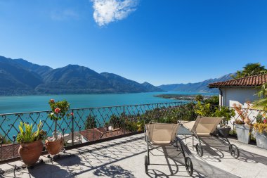 iki şezlong ile güzel Teras