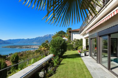 yeşil çim ile güzel Teras