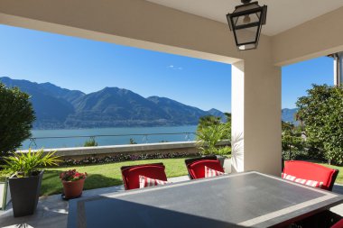 sundurma ile masa ve sandalyeler