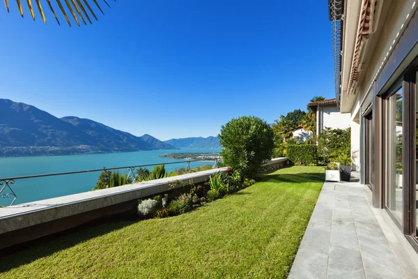 Bonita terraza con césped verde — Foto de Stock