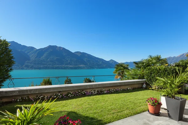 Schöne Terrasse mit grünem Rasen — Stockfoto