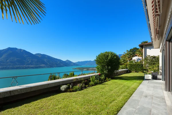 yeşil çim ile güzel Teras