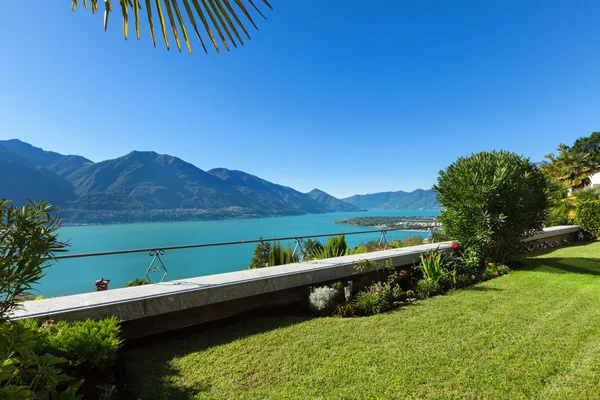 Schöne Terrasse mit grünem Rasen — Stockfoto