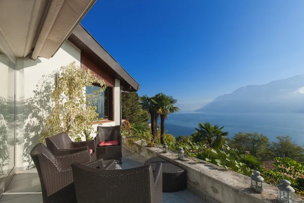 veranda bir dağın ev