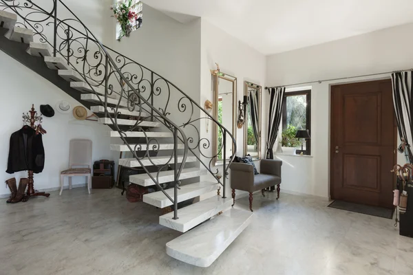 Intérieur, hall avec escalier — Photo