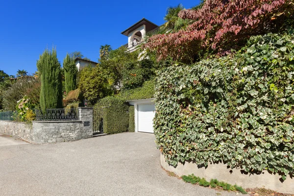 Garage d'une villa, extérieur — Photo