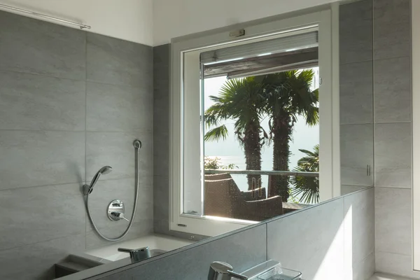 Bagno moderno con ampia finestra — Foto Stock