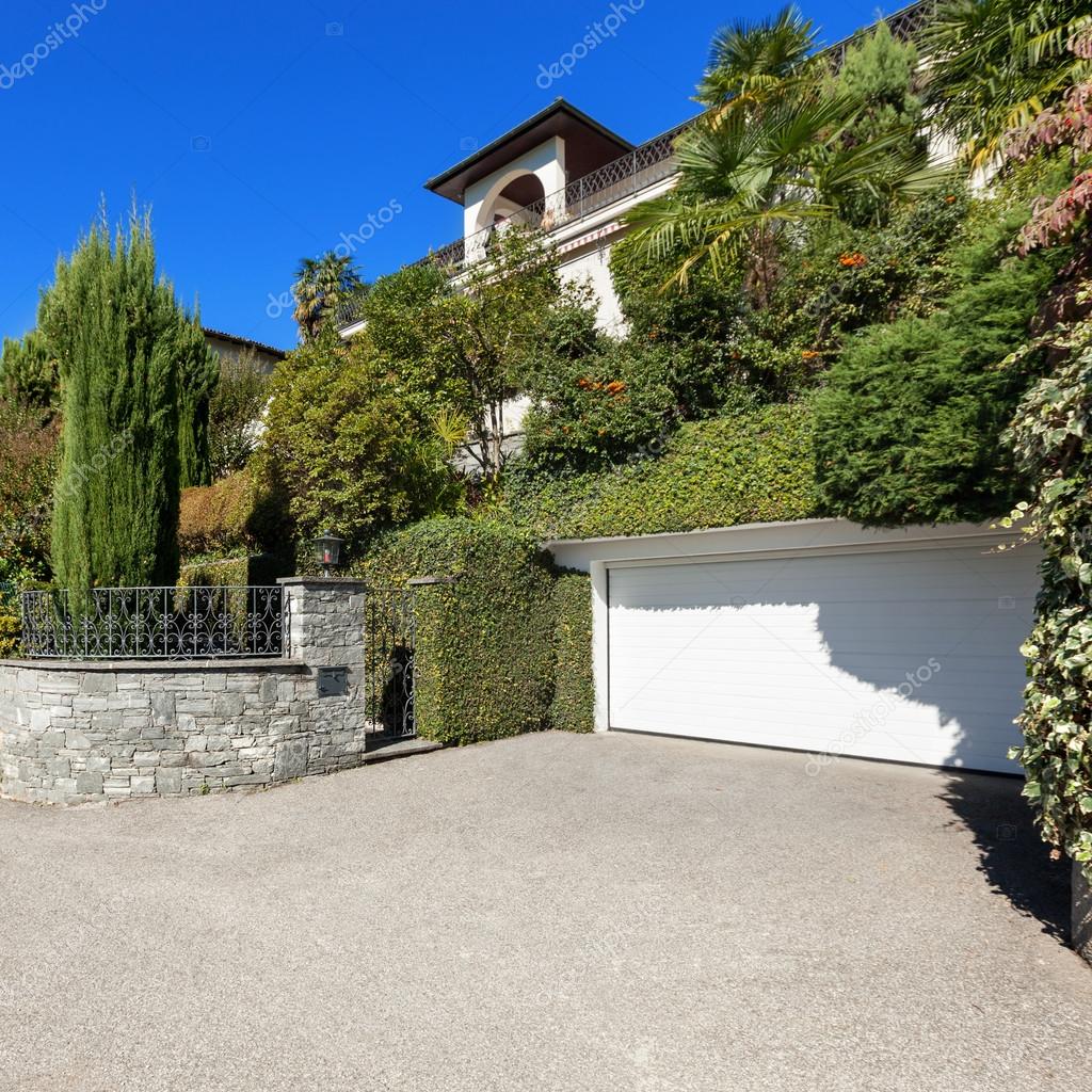 Garage D Une Villa Exterieur Image Libre De Droit Par Zveiger C