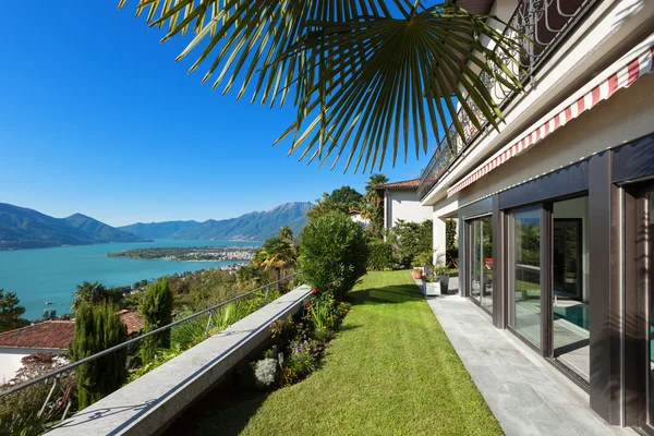 Bonita terraza con césped verde — Foto de Stock