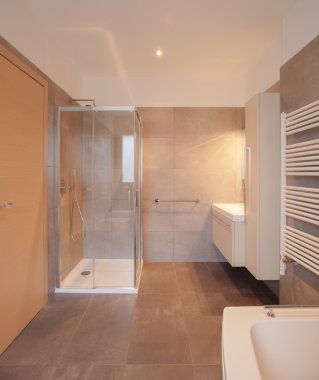 İç daire, geniş banyo, büyük fayans zemin