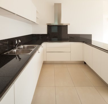 Yeni daire, boş oturma odası, kiremitli kat iç