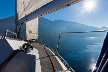 Yelkenli boş su göle gider