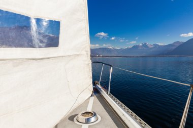 Yelkenli boş su göle gider