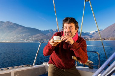 Erkekler yapar kahve molası sailboard üzerinde