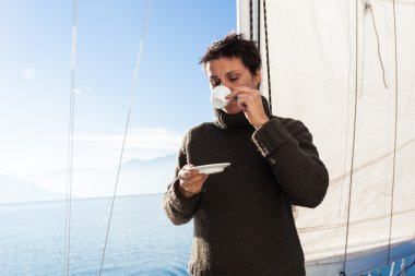 kadın yelkende kahve molası yapar