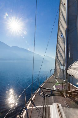 Yelkenli boş su göle gider