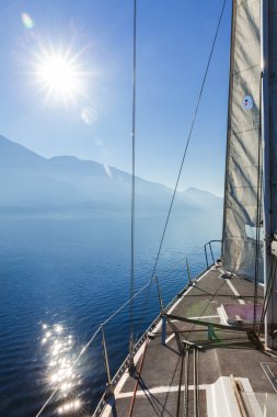 Yelkenli boş su göle gider