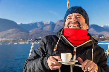 Erkekler yapar kahve molası sailboard üzerinde