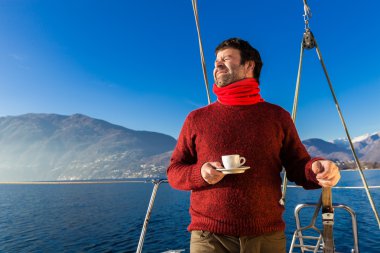 Erkekler yapar kahve molası sailboard üzerinde