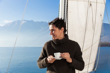 kadın yelkende kahve molası yapar