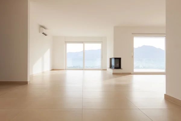 Interior do novo apartamento, sala de estar vazia, piso em azulejo — Fotografia de Stock