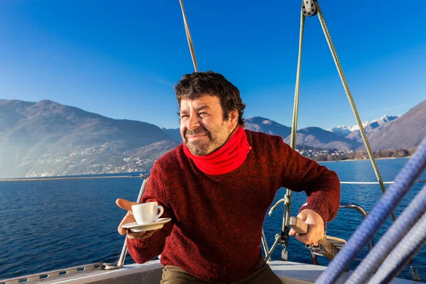 Mannen maakt een koffiepauze op sailboard — Stockfoto