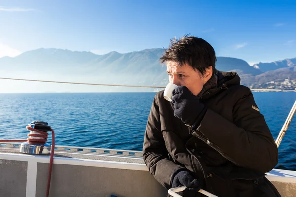 Kvinnan gör en kaffepaus på segelbåten — Stockfoto