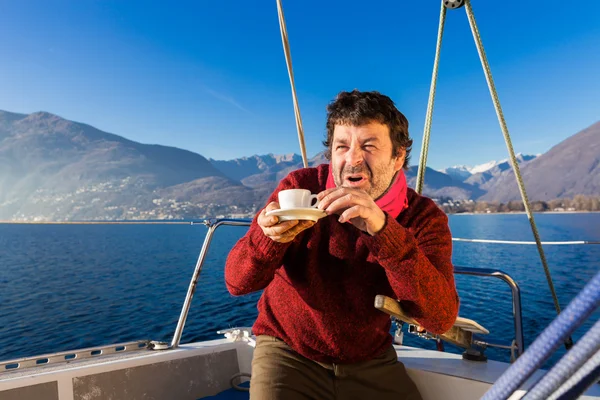 Hombres hace una pausa de café en el velero —  Fotos de Stock